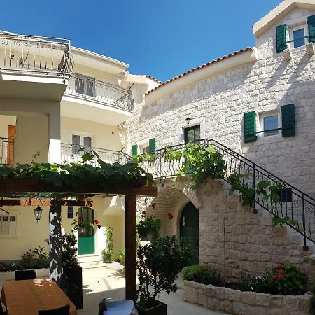 Apartments Dvor - Ap1, Ap2, Ap3 Baška Voda Exterior foto