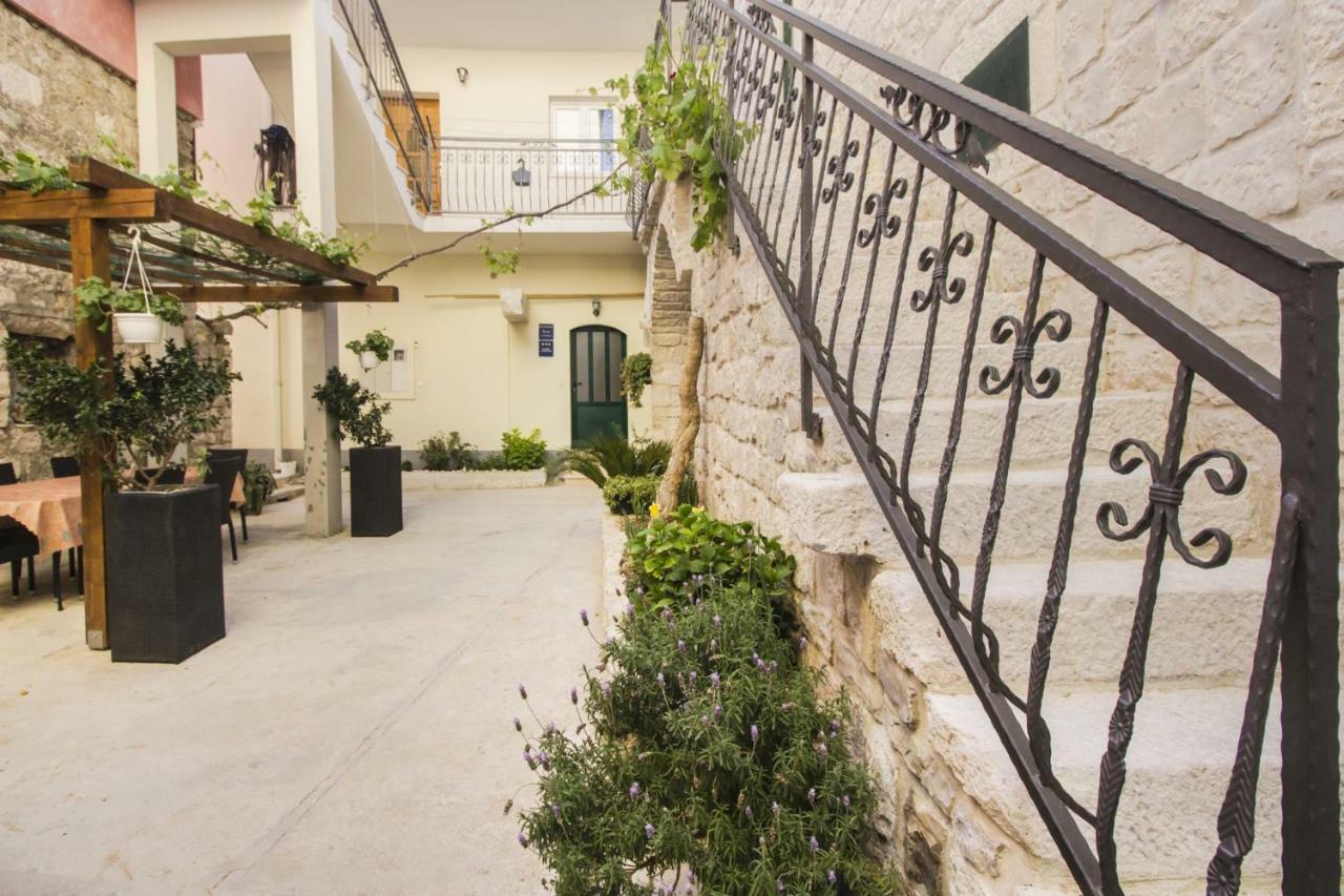 Apartments Dvor - Ap1, Ap2, Ap3 Baška Voda Exterior foto